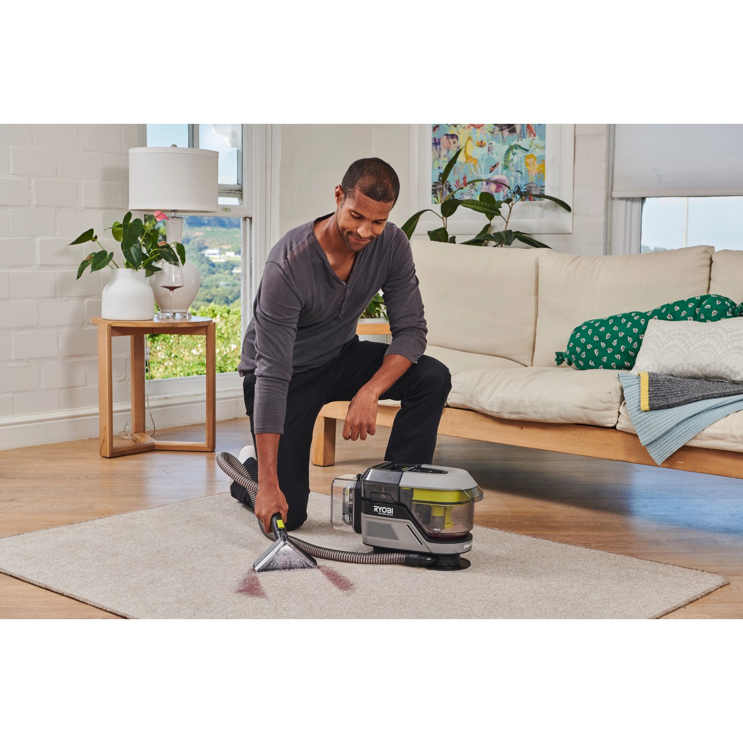 Ryobi Akku-Textilreiniger RDC18BL-0 in Aktion: Teppichreinigung mit dem 18V Handstaubsauger.