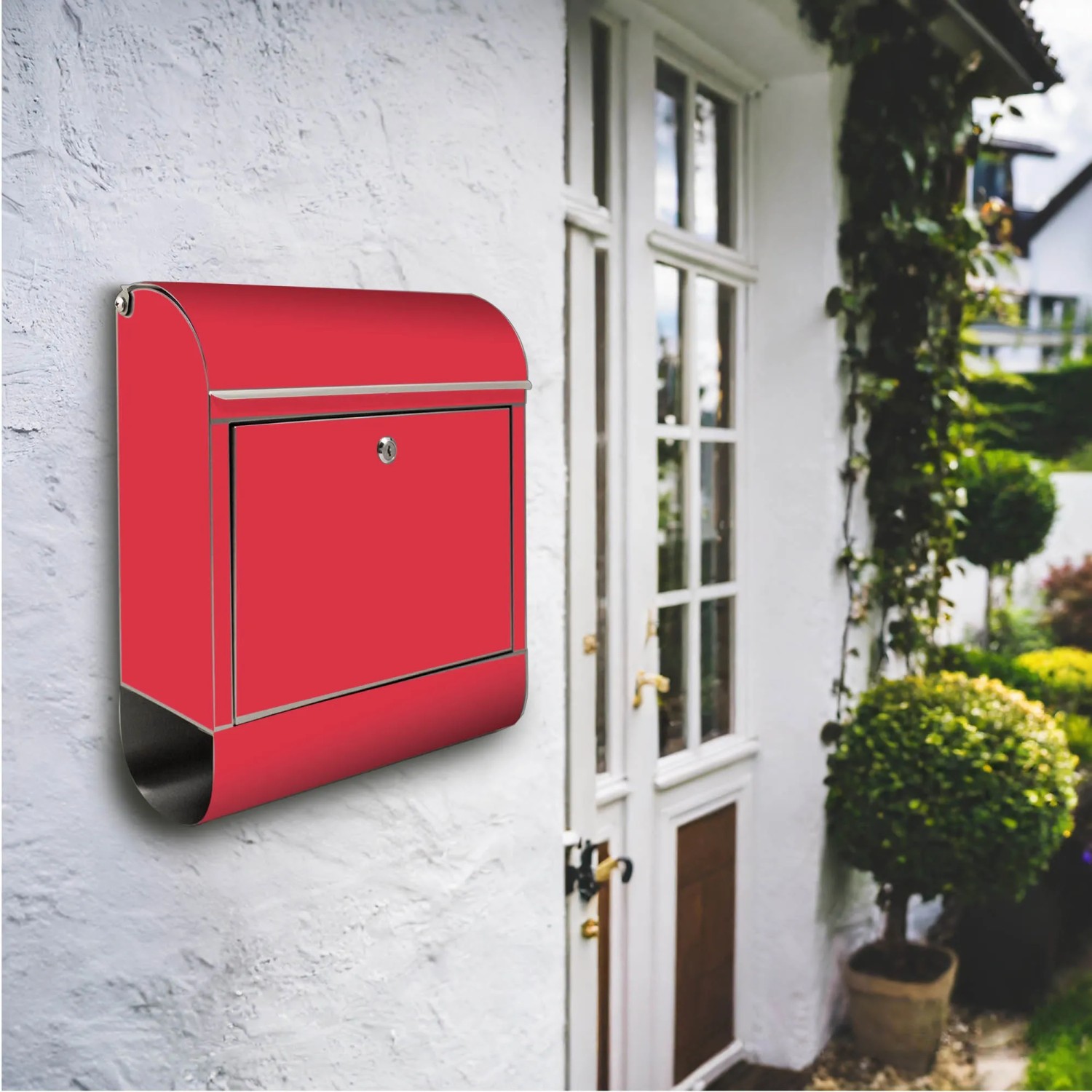 Edelstahl Briefkasten in Feuerrot mit Zeitungsfach, montiert an einer weißen Wand.