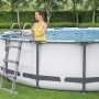 Bestway Stahlrahmen Pool Set Steel Pro Max, Ø 427 cm, mit Leiter und Frau im Wasser.