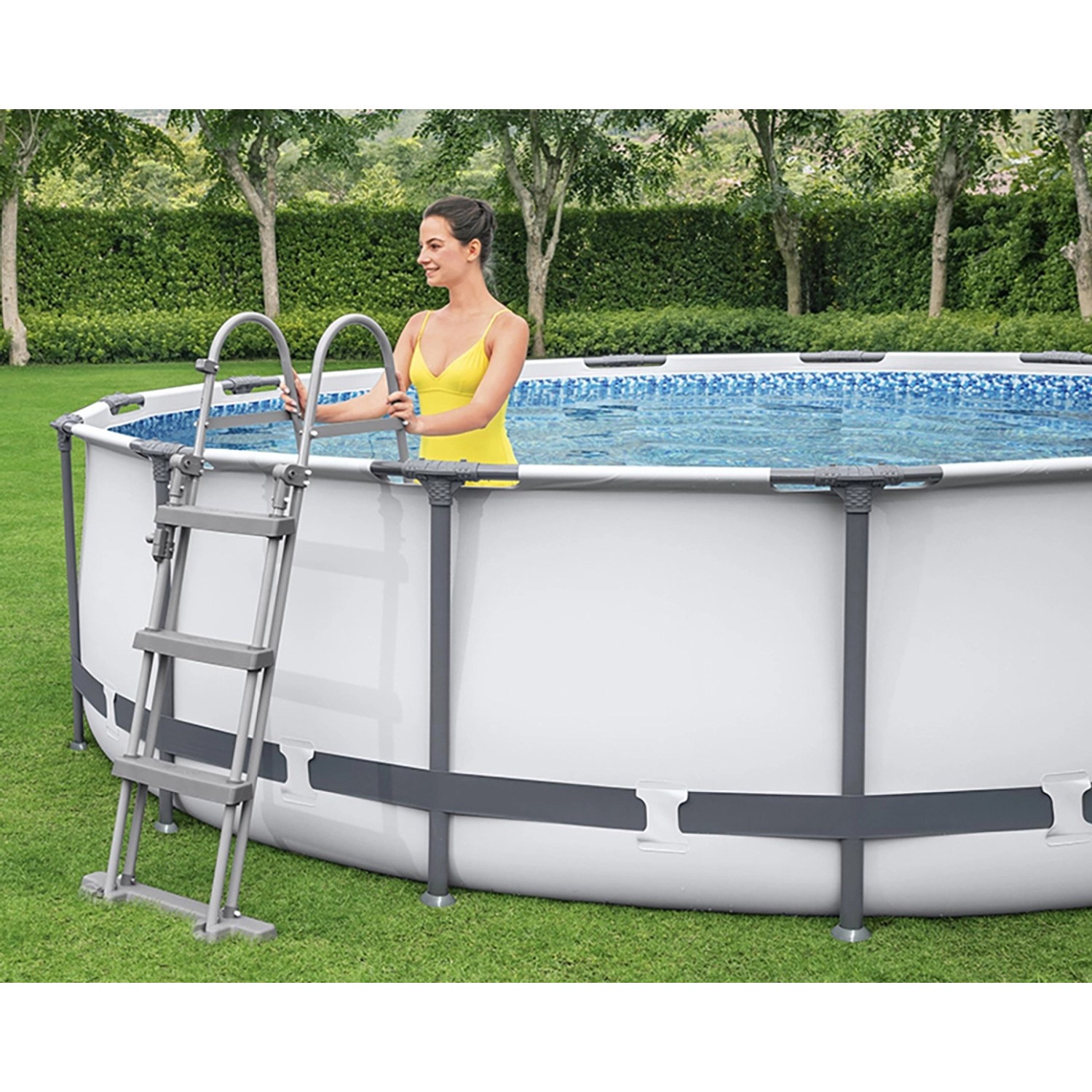 Bestway Stahlrahmen Pool Set Steel Pro Max, Ø 427 cm, mit Leiter und Frau im Wasser.