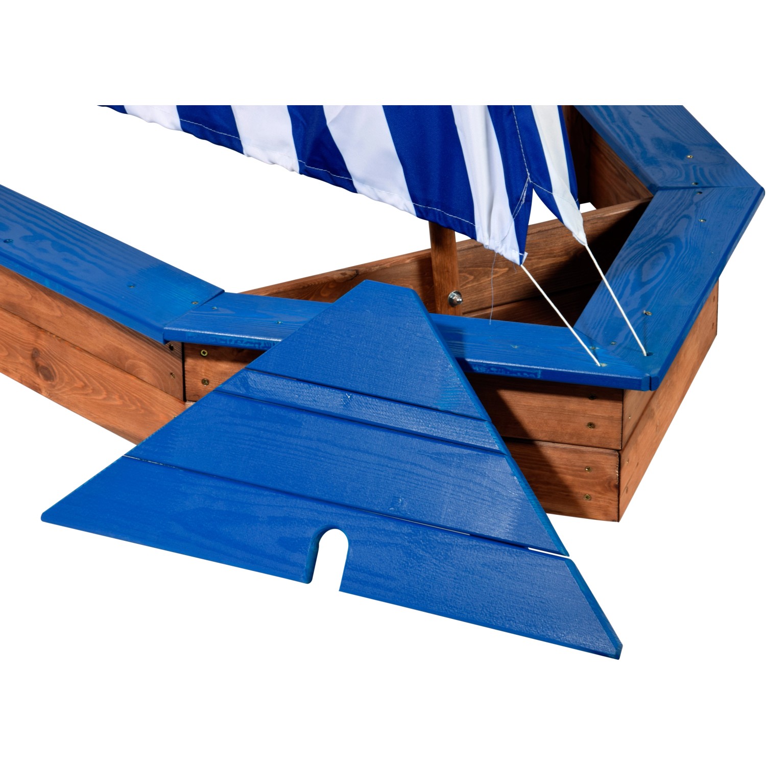 Detailansicht: Dunkelbrauner Sandkasten im Schiff-Design mit blau-weißem Segel.