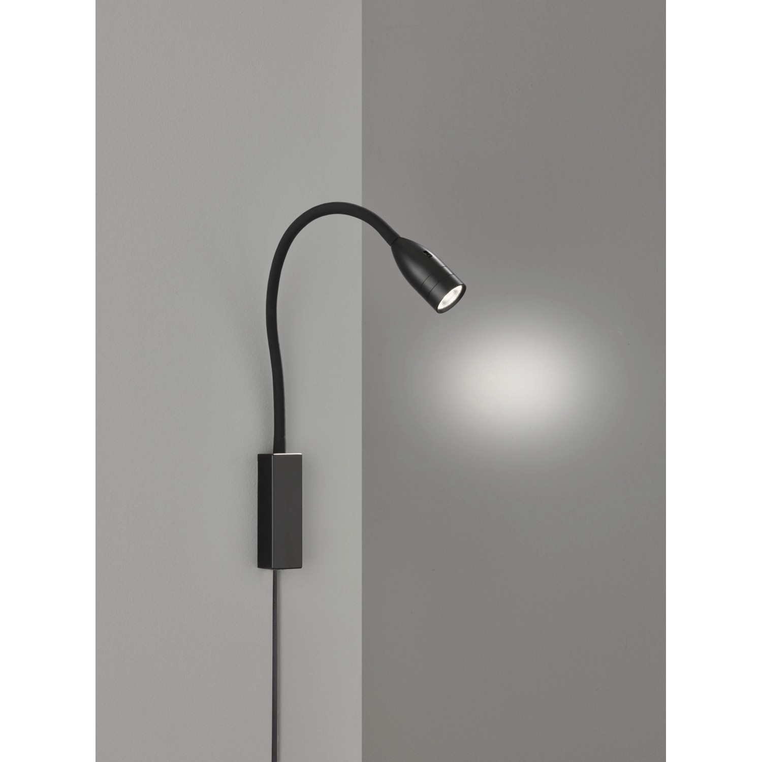 Schwarze LED-Wandlampe Fischer & Honsel Sten, flexible Leselampe mit warmweißem Licht.