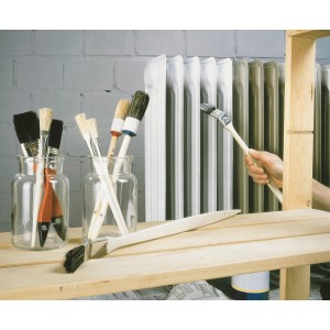 10-teiliges Pinselset mit Flach-, Heizkörper- und Emaillepinseln in Gläsern und bei der Anwendung.