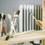 10-teiliges Pinselset mit Flach-, Heizkörper- und Emaillepinseln in Gläsern und bei der Anwendung.