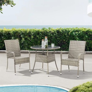 Grauer, runder Juskys Polyrattan Gartentisch Yoro (Ø 80 cm) mit Glasplatte und zwei Stühlen.