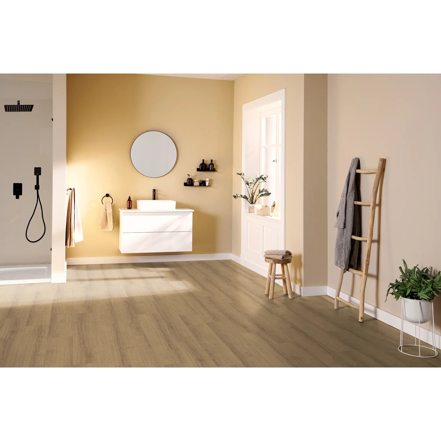 Badezimmer mit Egger Aqua-Laminatboden EL2014 NatureSense Sherman Eiche Honig.