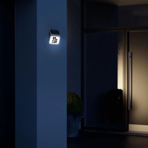 Beleuchtete Steinel LED Hausnummernleuchte XSolar LH-N aus Edelstahl an Hauswand.