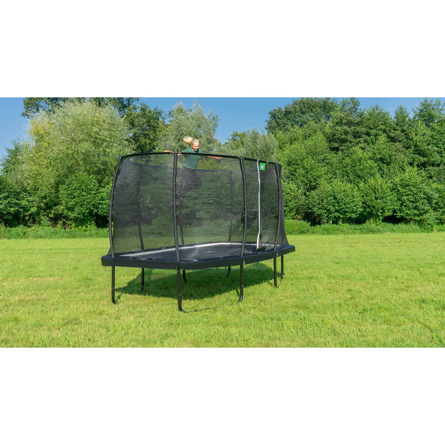 Schwarzes, rechteckiges EXIT Allure Classic Gartentrampolin 214x366 cm mit Sicherheitsnetz auf Rasen.