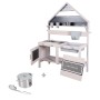 roba Outdoor Matschküche in Hausoptik aus Holz mit Zubehör wie Topf und Schöpflöffel.
