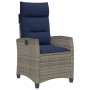 Grauer Poly Rattan Gartensessel, verstellbar, mit marineblauen Kissen.