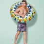 Mann mit Bestway Schwimmring Flirty Fiesta (Ø 94 cm) mit buntem Muster.