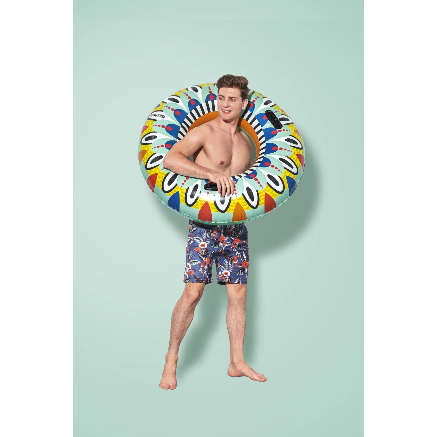 Mann mit Bestway Schwimmring Flirty Fiesta (Ø 94 cm) mit buntem Muster.
