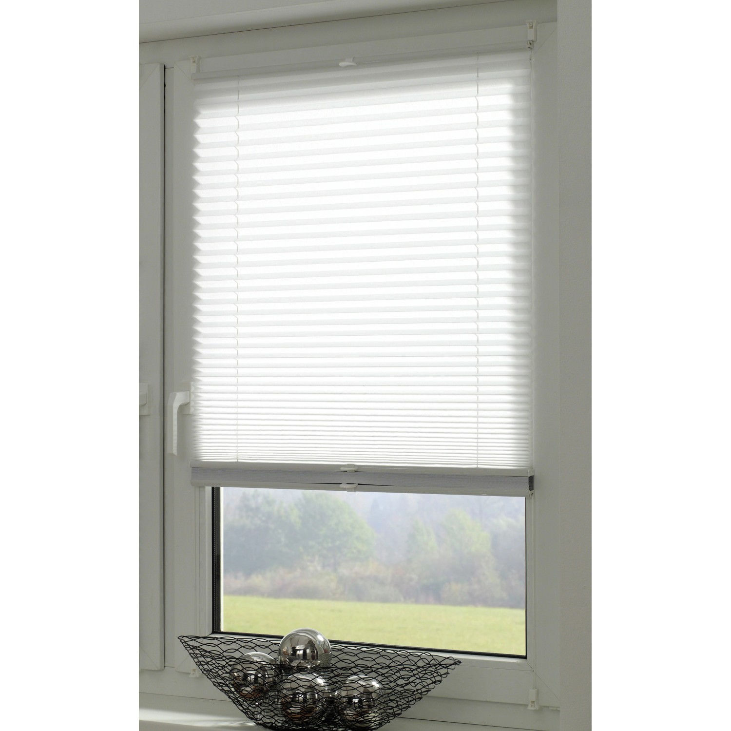 Weißes Gardinia Easy Fix Plissee Tag und Nacht am Fenster, individuell verstellbar.