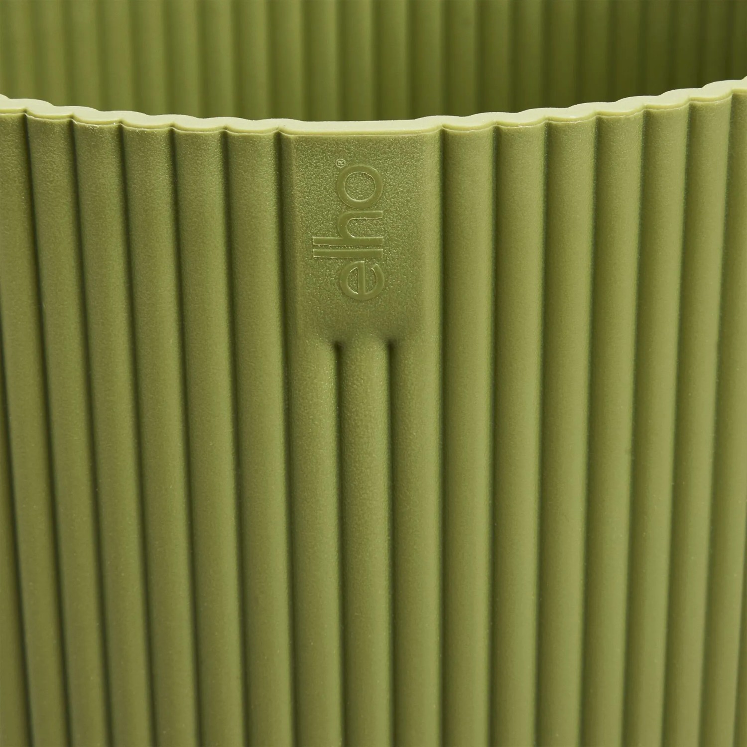Grüner Elho Blumentopf Vibes Fold mit Rillenmuster und Logo. Robust, wasserdicht, Ø 35 cm.