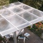 Transparente Hohlkammerplatte 10mm als Terrassenüberdachung mit weißem Rahmen.