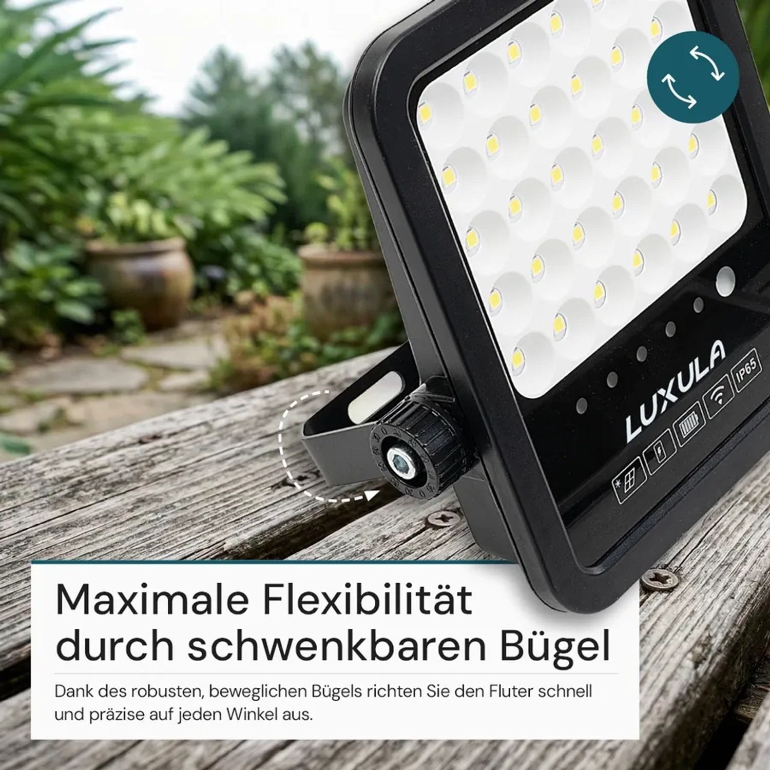 Schwarzer LUXULA LED Solarstrahler mit schwenkbarem Bügel für flexible Ausrichtung.