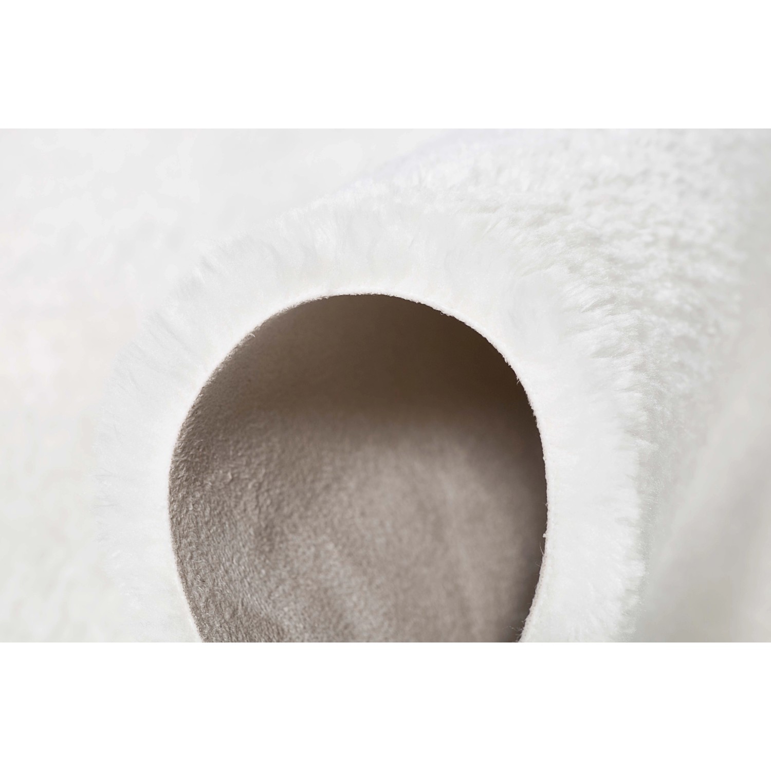 Detailaufnahme: Weißes, rundes Sitzkissen aus Kunstfell (Lambskin), 40x40 cm.