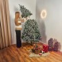 Aufbau der Kunsttanne Nagano mit Kunstschnee, 150 cm hoch. Weihnachtsbaum mit Deko.