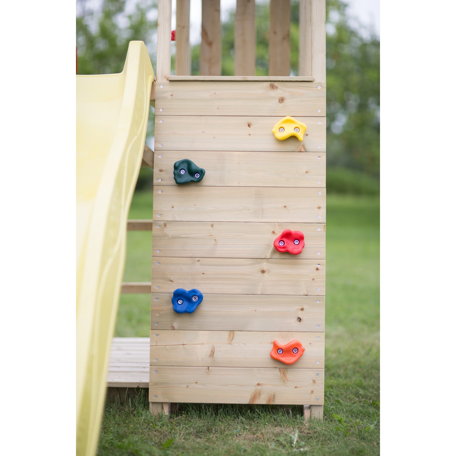 Detailansicht des Wendi Toys Kinderspielturms mit Kletterwand und gelber Rutsche.