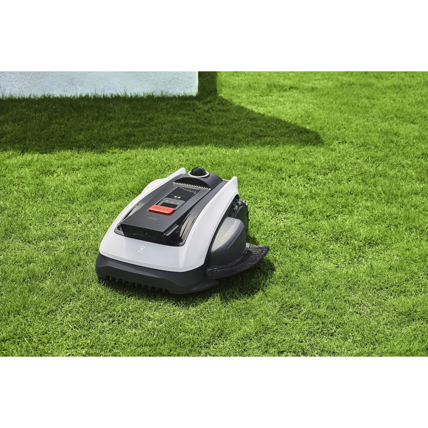 Ecovacs Mähroboter Goat O1200, weiß-schwarz, auf Rasen. Drahtloser Rasenmäher mit Lidar Pro.