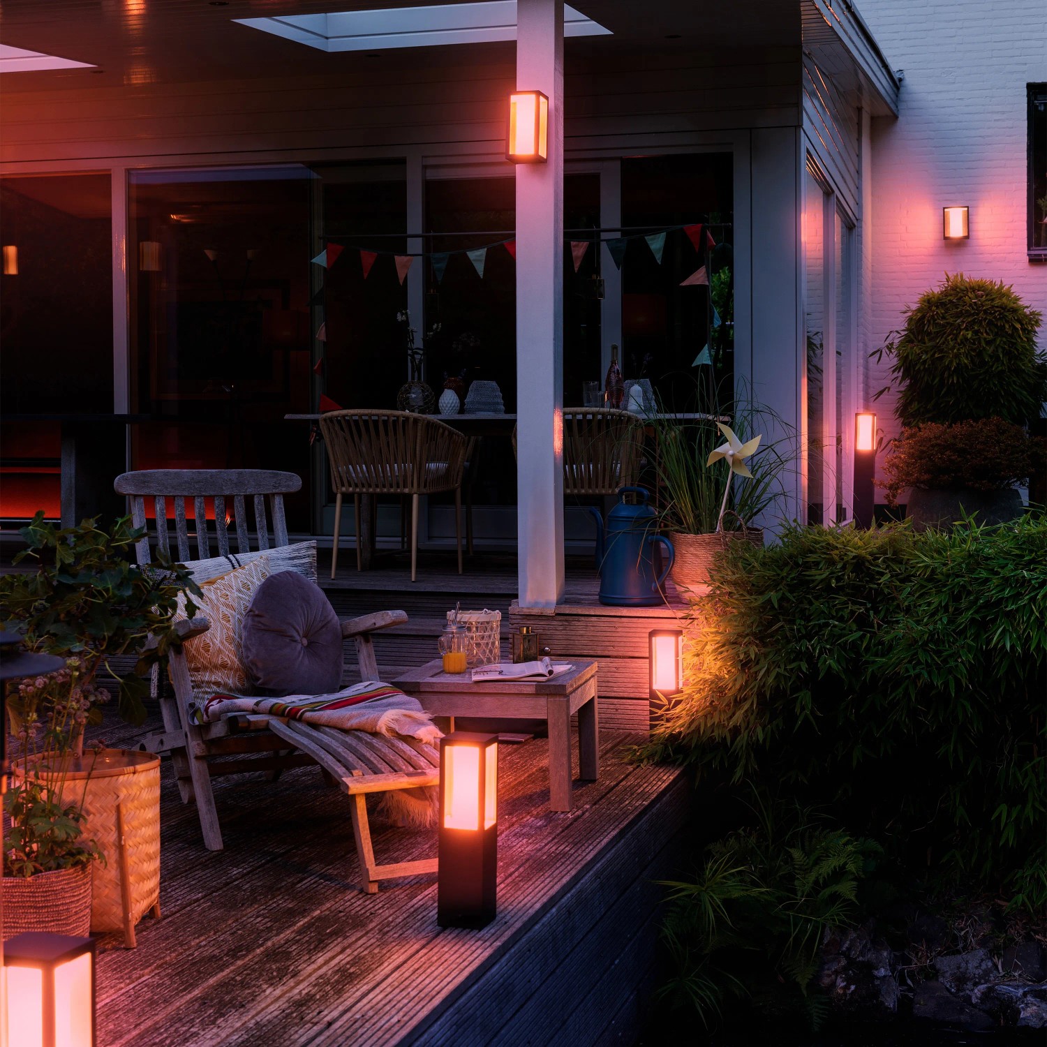 Philips Hue Impress: Schwarze LED-Wandleuchte mit Farbwechsel für Garten und Terrasse.