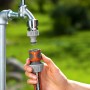 Gardena Schlauchstück 19 mm (3/4) wird an Wasserhahn angeschlossen.