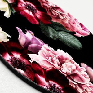 Glasbild Baroque Flowers, 30x30 cm, mit floralem Muster in Rot-, Rosa- und Lilatönen auf schwarzem Hintergrund.