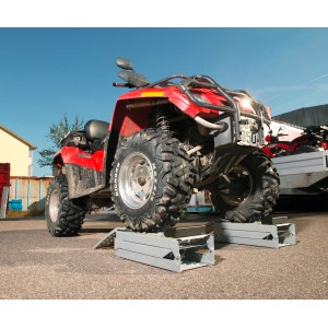 Unitec Auffahrrampen-Set, klappbar, mit rotem Quad auf Rampen. Ideal für Wartung und Reparatur.