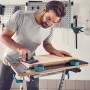 Mann schleift Holz auf Werkbank mit wolfcraft Werkstückauflagen-Set für sicheren Halt.