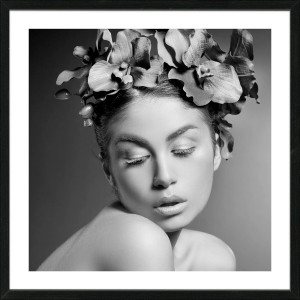 Gerahmtes Bild Anonymus Flowerwoman III, 52,5x52,5 cm, Schwarz-Weiß-Porträt mit Blumenkranz.