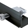 Detailaufnahme Schwaiger Dachziegel Montage-Set für PV-Modul mit Schraube und Halterung.