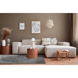 Grauer Luxor Living Teppich Ella (80x150 cm) im Wohnzimmer mit Sofa und Holztischen.