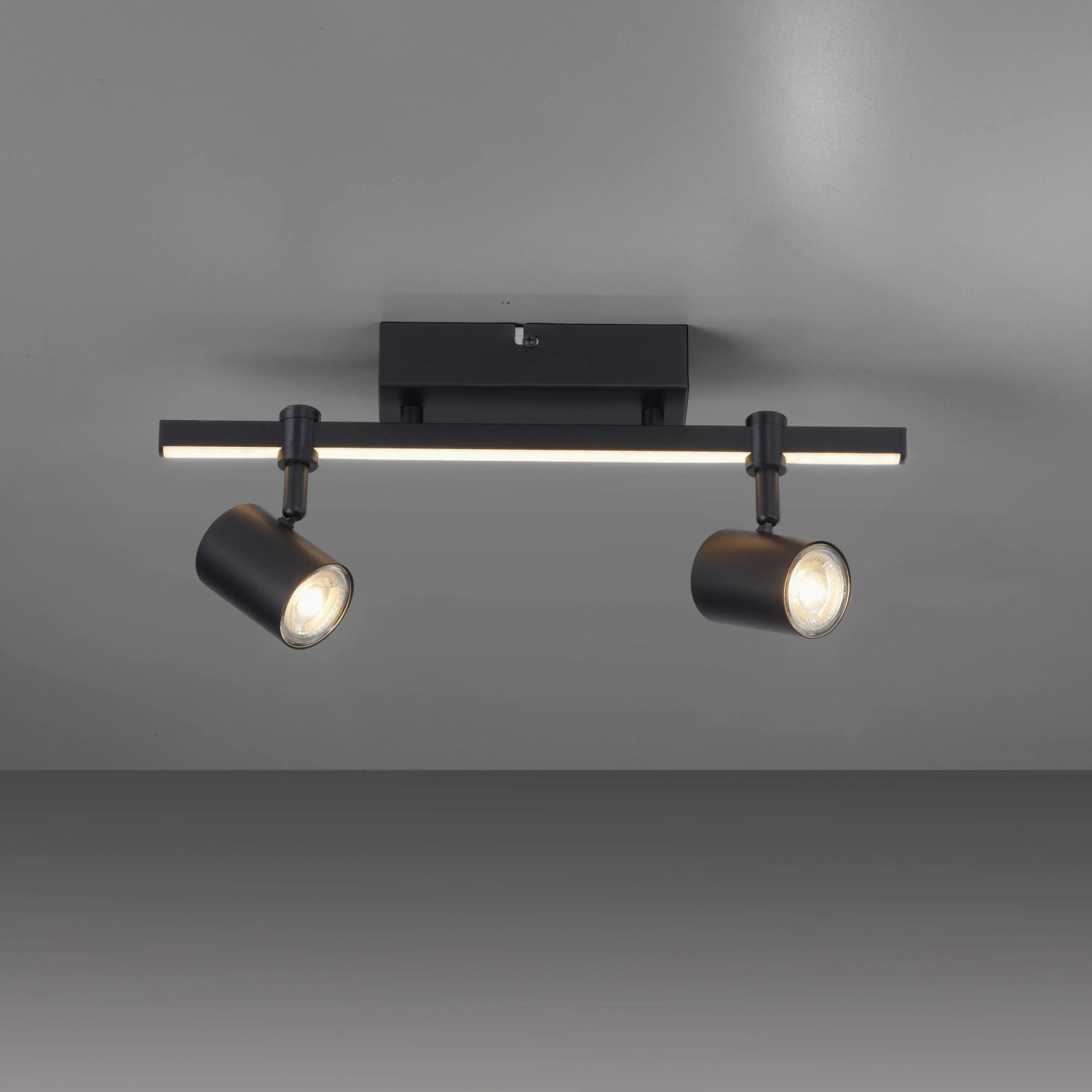Schwarze Paul Neuhaus Barik Deckenleuchte mit 2 schwenkbaren Spots und LED-Leiste.