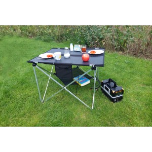 Technaxx Solar-Campingtisch TX-252, faltbar, mit Speisen und Powerstation im Grünen.