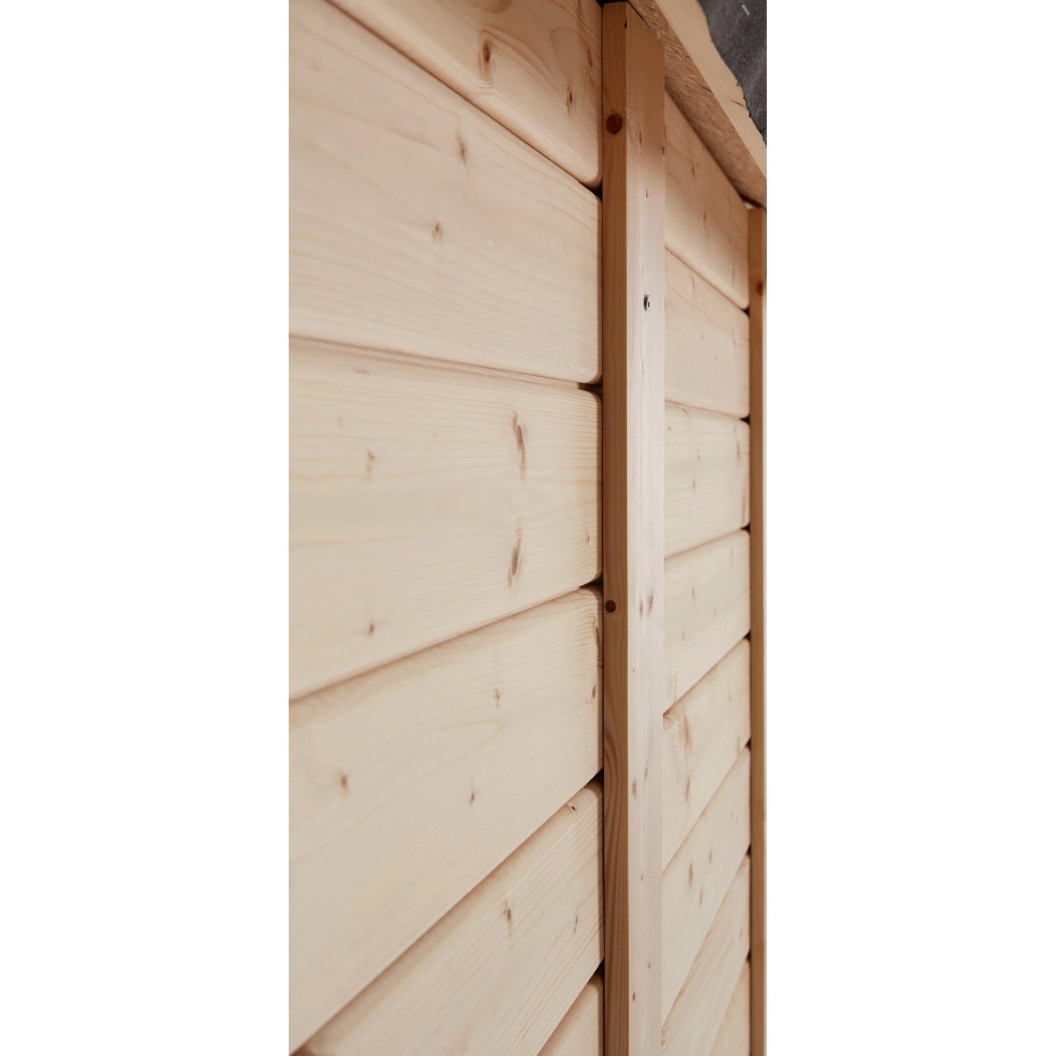 Detailansicht der Wand eines naturbelassenen Bertilo Holz-Gartenhauses Osterbek aus nordischer Fichte.