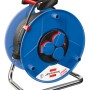 Blaue Brennenstuhl Kabeltrommel Garant mit 25 m Kabel und drei Steckdosen.