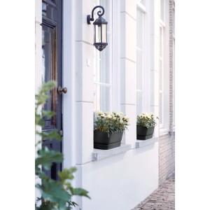 Elho Greenville Blumenkasten, 18,5x69 cm, Living Schwarz, auf einer Fensterbank mit Blumen.