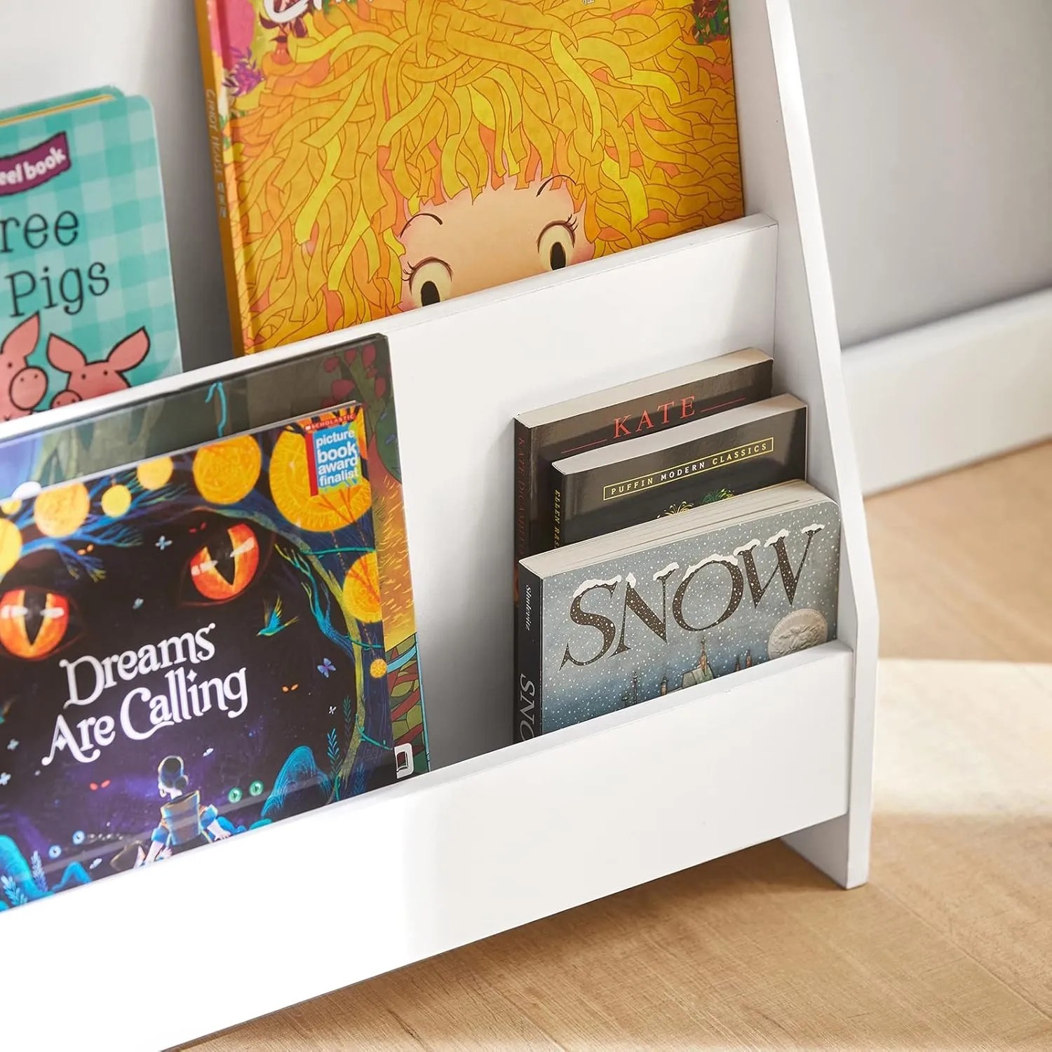 Weißes SoBuy Kinder Bücherregal (KMB32-W) mit 4 Ablagen, gefüllt mit Kinderbüchern.