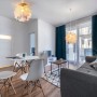 Irisierende Näve Pendelleuchte Fora im Wohnraum, floral anmutend.