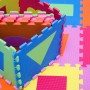 Bunte LittleTom Baby Puzzlematte (10 Stk.) mit geometrischen Formen als Spielmatte.