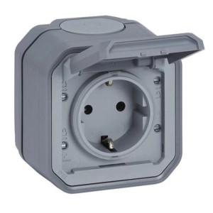 Graue Plexo AP Schutzkontakt-Steckdose IP44 für Feuchträume, mit geöffnetem Klappdeckel. Robust und langlebig.