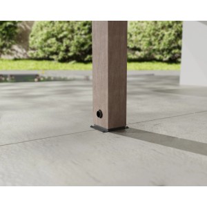 Detailaufnahme: Pfosten der braunen Palram Canopia Terrassenüberdachung Helsinki.