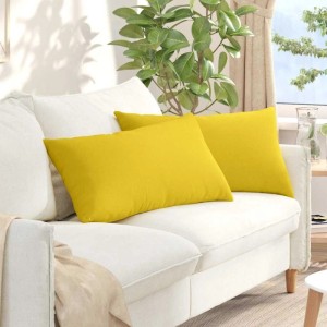 Zwei rechteckige Sofakissen in hellem Gelb aus Stoff auf einem weißen Sofa. Ideal für Wohnzimmer, 80x40 cm.