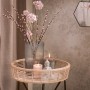Runder Beistelltisch Minimalist Zen in Natur-Schwarz mit Deko-Elementen wie Kerzen und Blumen.