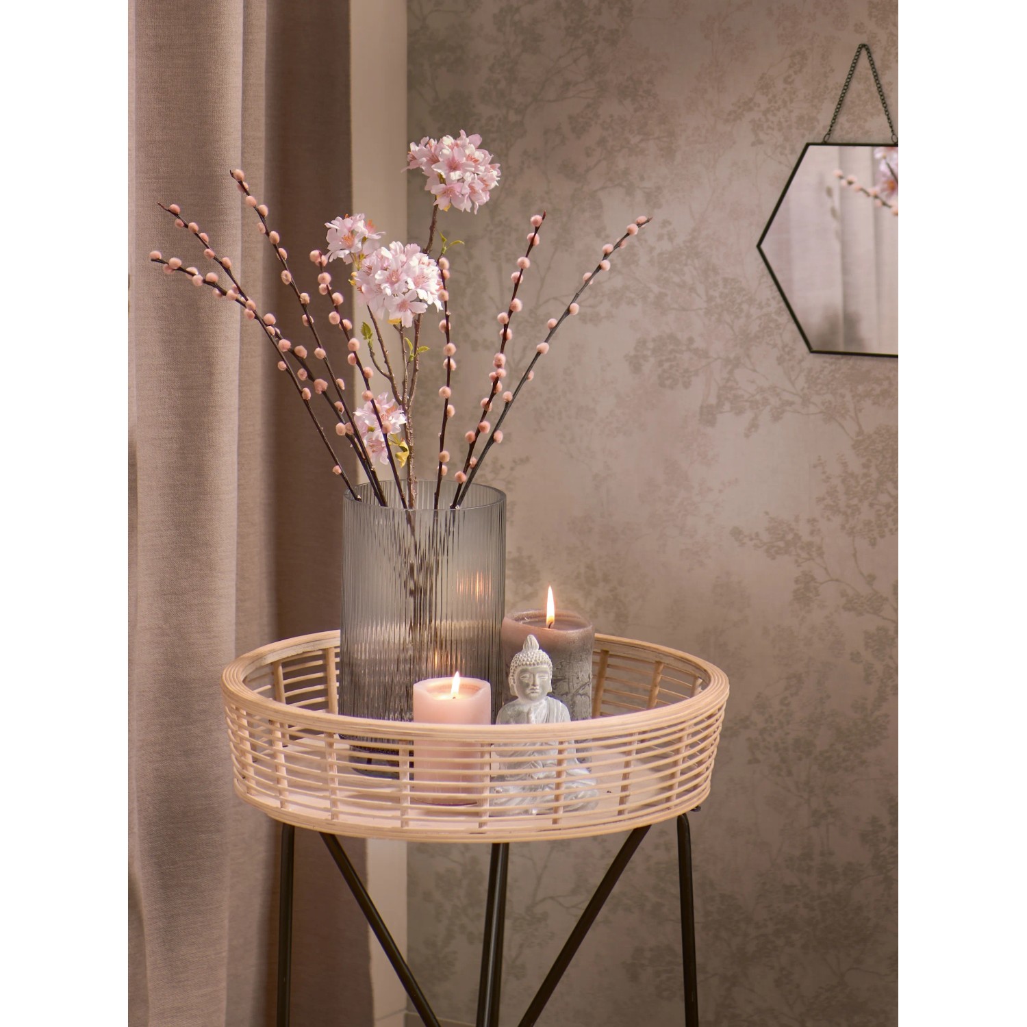 Runder Beistelltisch Minimalist Zen in Natur-Schwarz mit Deko-Elementen wie Kerzen und Blumen.