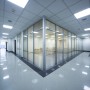 Modernes Büro mit LED-Panel-Beleuchtung und Glaswänden.