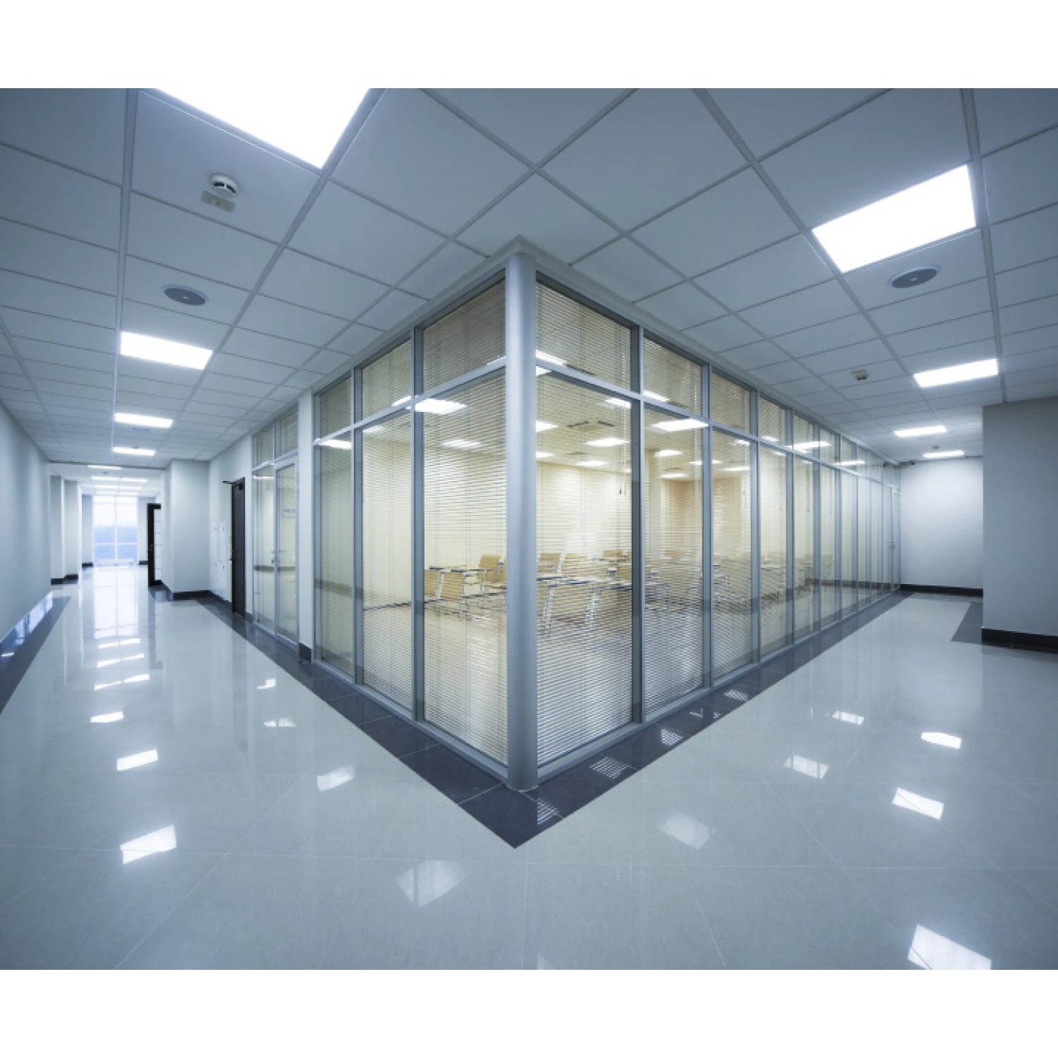 Modernes Büro mit LED-Panel-Beleuchtung und Glaswänden.