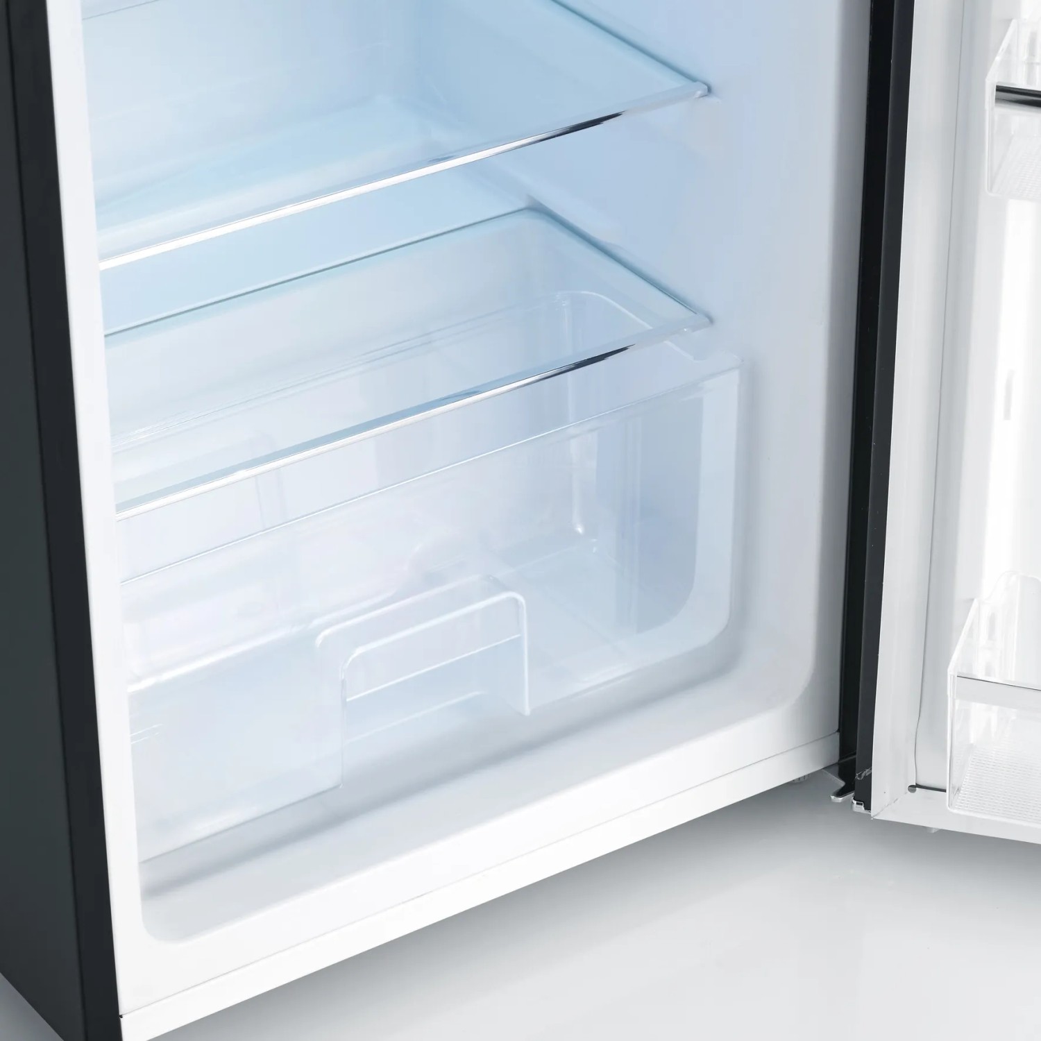 Innenansicht: Severin Tischkühlschrank RKS 8833 Creme mit Glasablagen und Gemüsefach.