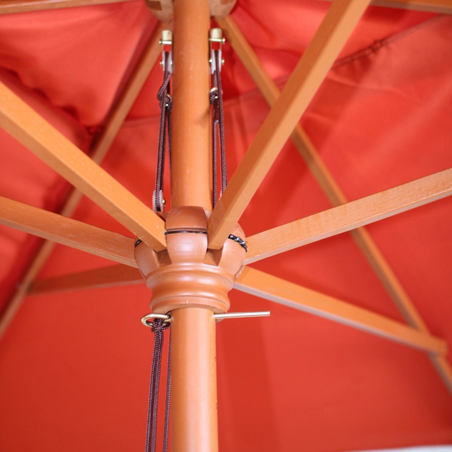 Detailansicht des MCW Sonnenschirms Lissabon 2x3m in Terracotta, Fokus auf Holzstreben und Seilzug.
