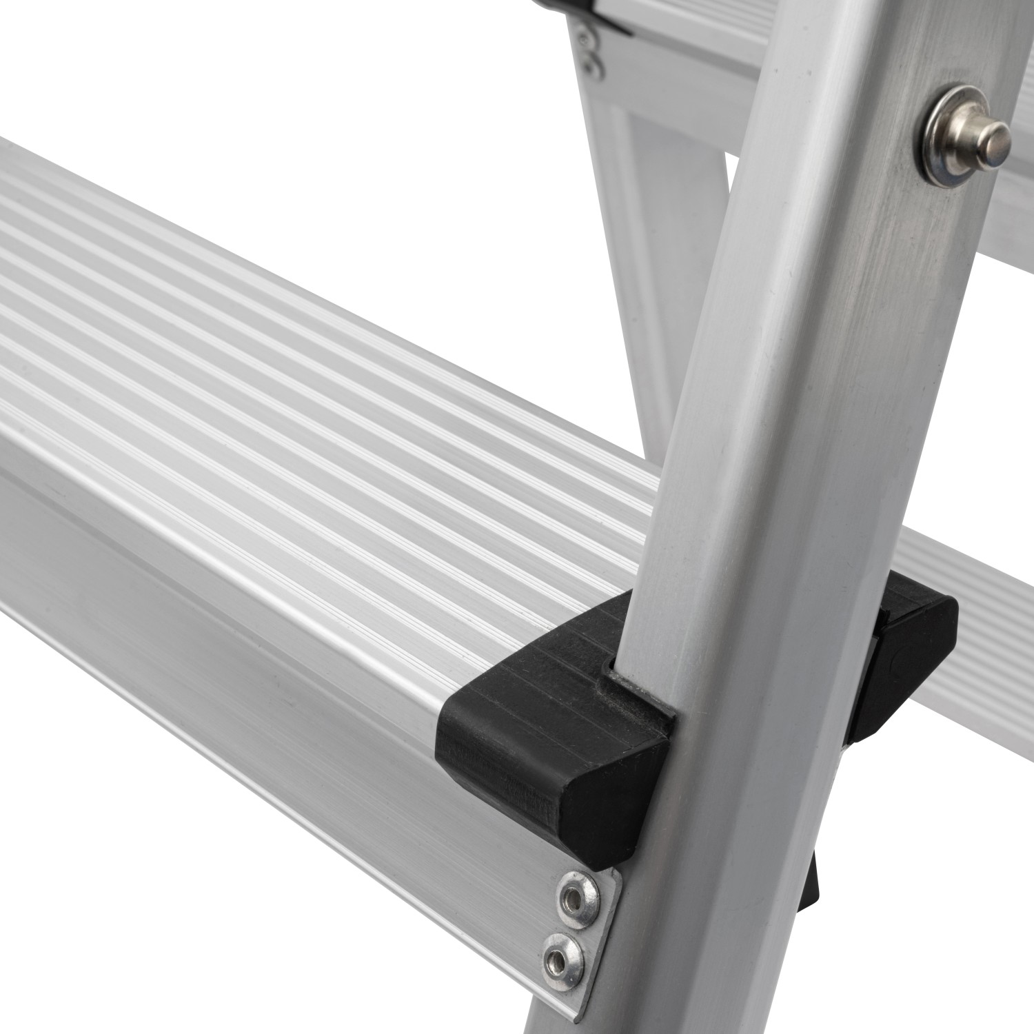 Detailaufnahme der Aluminium Trittleiter GAT 2S mit rutschfesten Stufen und Gummifüßen.